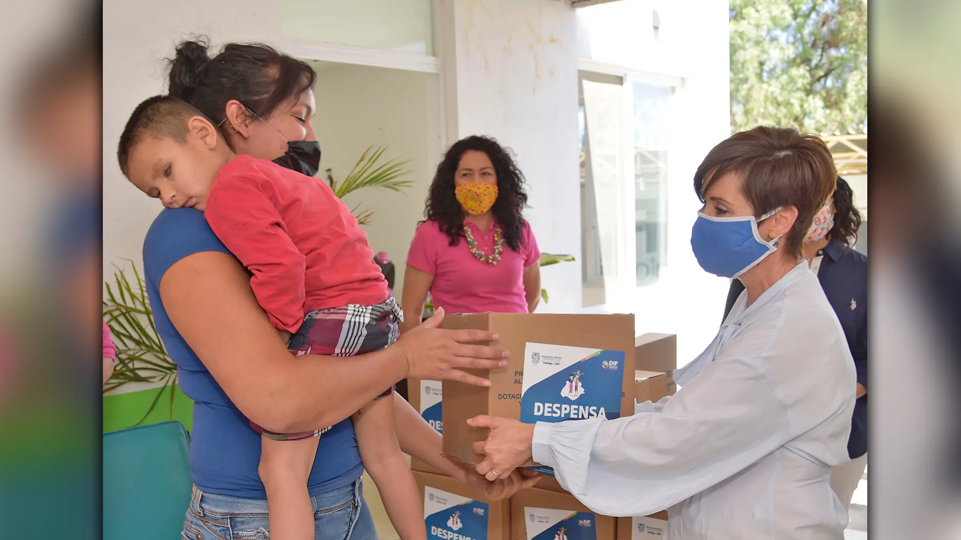 Yolanda Ramírez entrega despensas